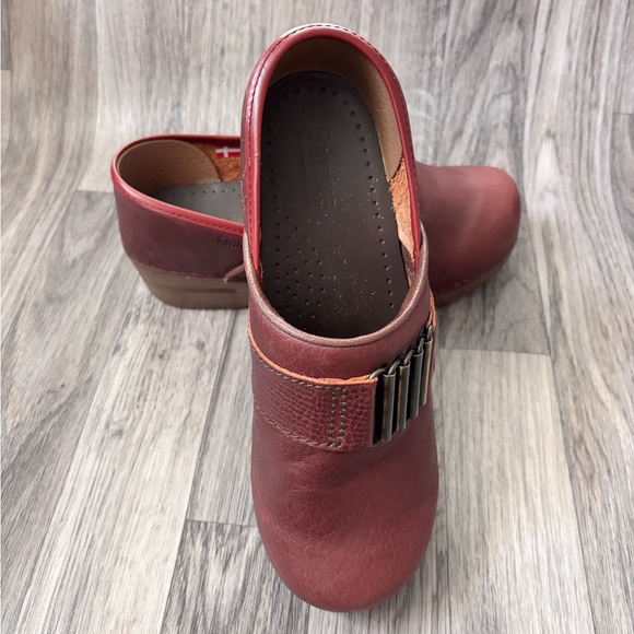 Sanita Closed Back Clogs Size 37
Burgundy Red Leather US 6
Comfort Slip On - Picture 5 of 14